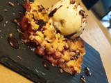 Crumble de fresas con helado de vainilla y chocolate