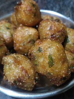 ரவா புனுகுளு (Rava punukulu recipe in tamil) செய்முறை முக்கிய புகைப்படம்
