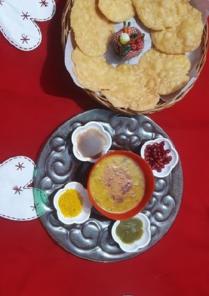 A picture of Dal pakwan.