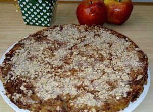 Una foto de Tarta de manzana (con base de avena, harina integral y maizena)