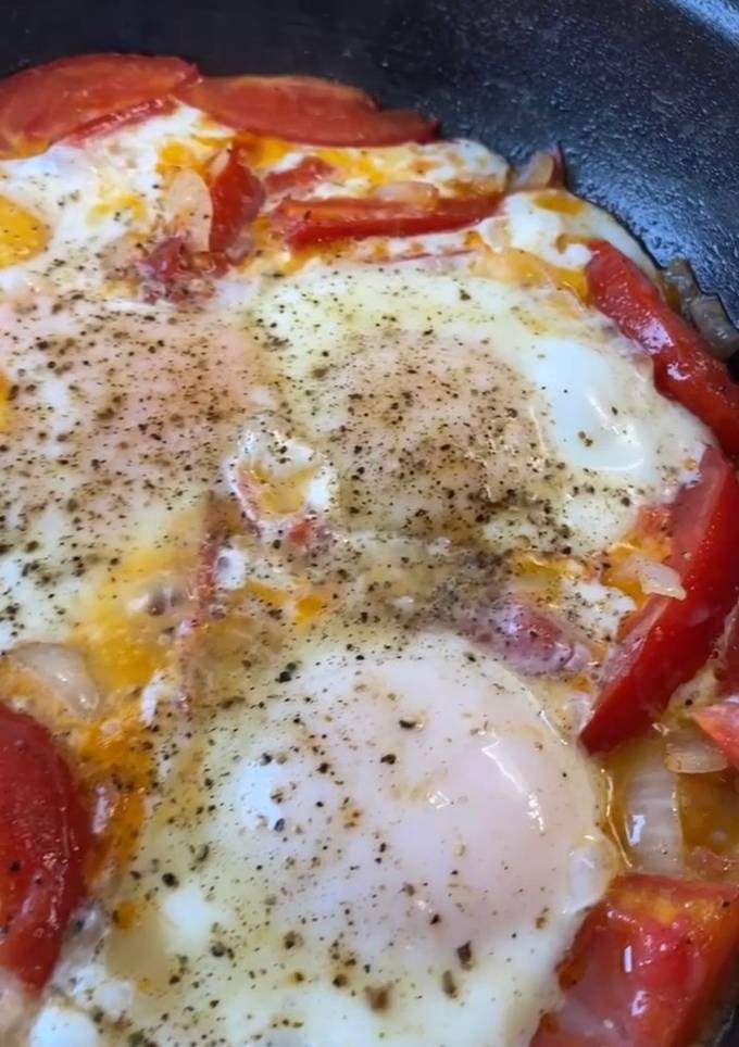 Яєчня 🍳 з помідорами та цибулею