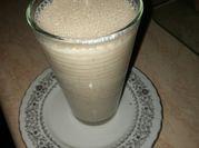 Una foto de licuado de banana con granola