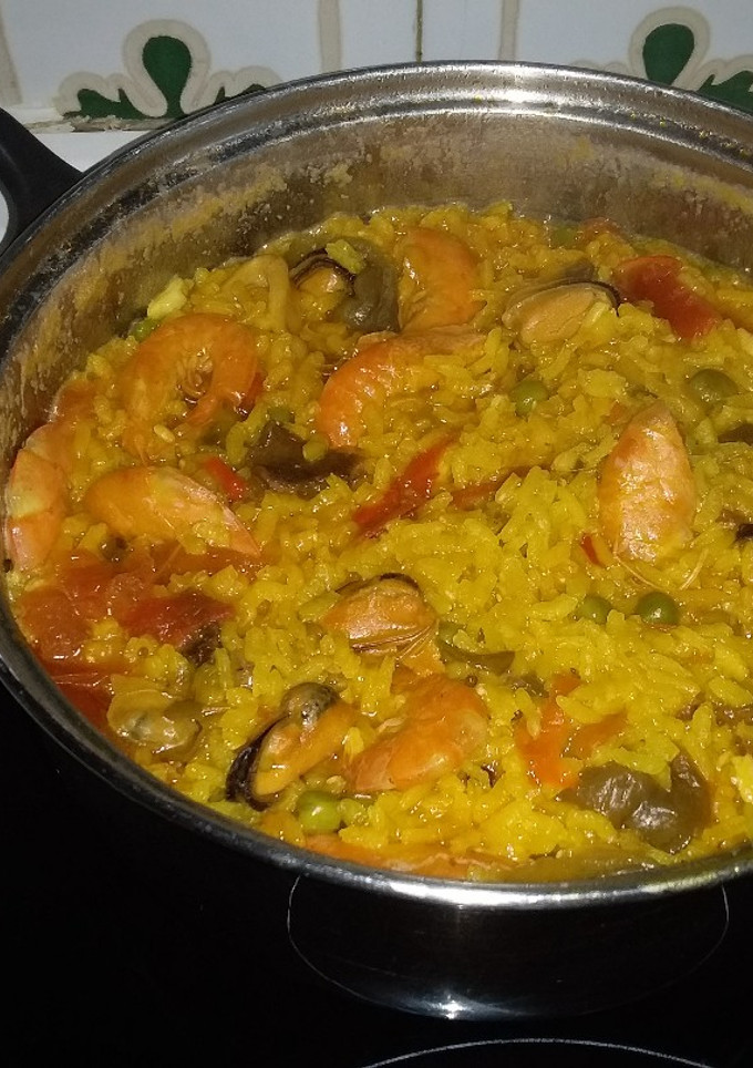 Una foto de Arroz con mariscos, setas y langostinos por el chef David rico rico