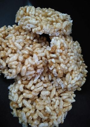 મમરા ની ચીકી (Mamra Chikki Recipe In Gujarati) રેસીપી મુખ્ય ફોટો