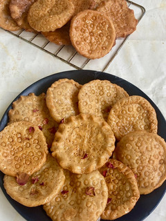 मीठी मठरी करवा चौथ स्पेशल(meethi matri karwa chauth recipe in hindi) रेसिपी मुख्य फोटो