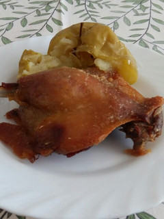 Una foto de Confit de pato al horno con manzanas