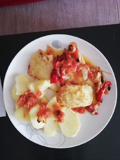 Una foto de Bacalao gratinado en cama
