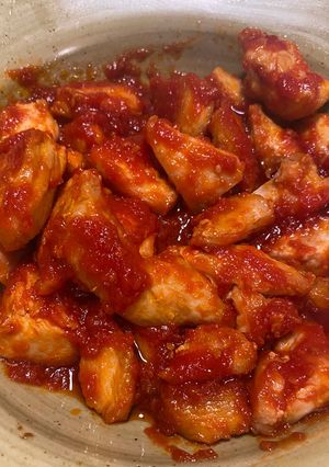 Una foto de Pechuga de pollo con tomate frito casero …