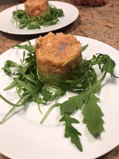 Una foto de Tartar de salmón