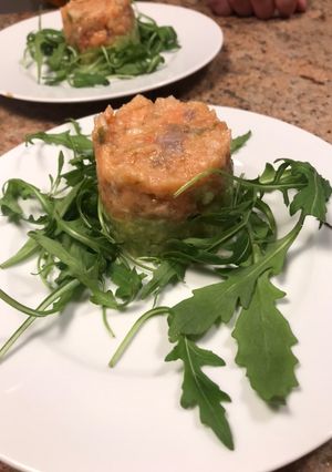 Una foto de Tartar de salmón
