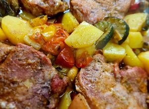 O poză a rețetei Ceafă de porc cu legume la cuptor.