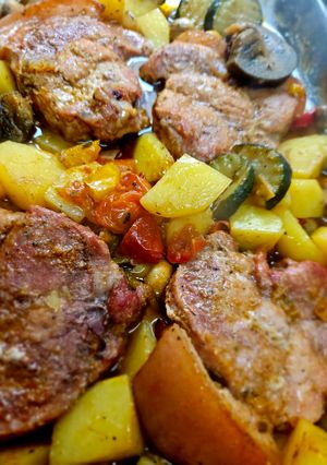 O poză a rețetei Ceafă de porc cu legume la cuptor.