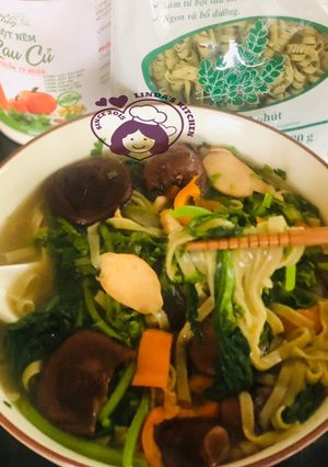 Hình của món Mì chùm ngây với nấm & rau củ.