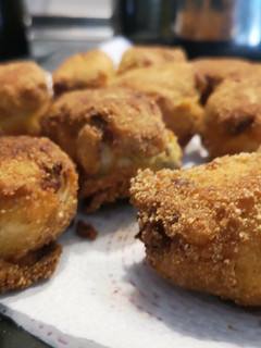 Una foto de Huevos rebozados rellenos de champiñones y jamón