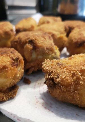 Una foto de Huevos rebozados rellenos de champiñones y jamón
