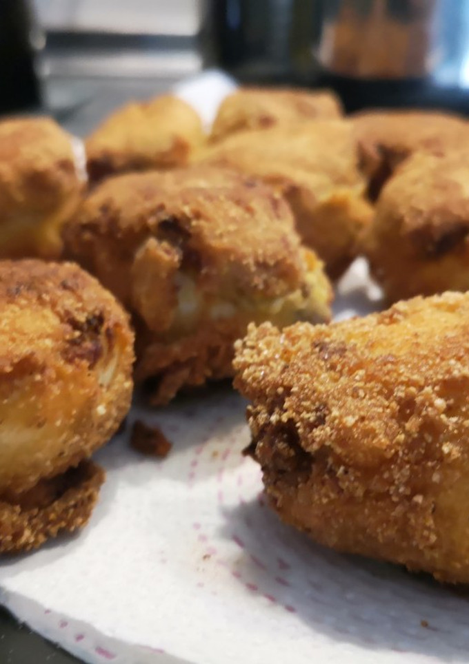 Una foto de Huevos rebozados rellenos de champiñones y jamón