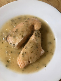 Una foto de Salmón en salsa de cebolla