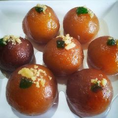 A picture of Gulab jamun.