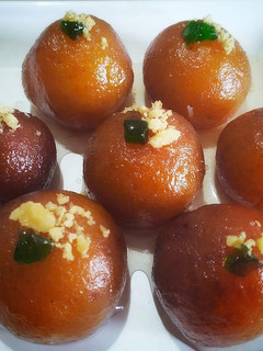 A picture of Gulab jamun.