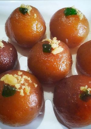 A picture of Gulab jamun.