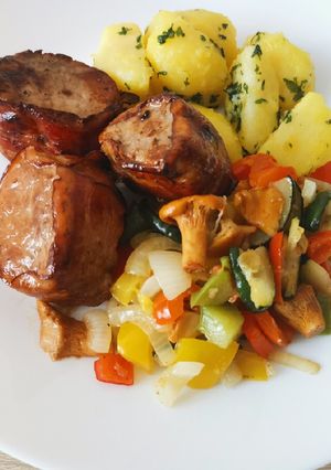 Sertésszűz baconbe göngyölve, párolt zöldségekkel recept fotója