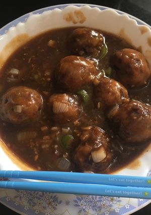 A picture of Spicy manchurian with gravy.
