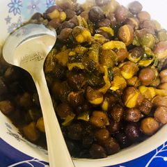A picture of Tempting black peas with gravy.