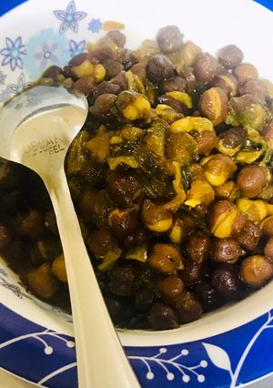A picture of Tempting black peas with gravy.