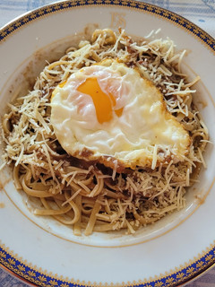 Una foto de Tallarines con salsa de rabo de toro, queso parmesano y huevos fritos