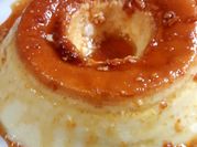 Una foto de flan casero