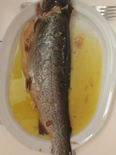 Una foto de Truchas al horno con ajos