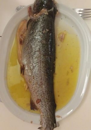 Una foto de Truchas al horno con ajos