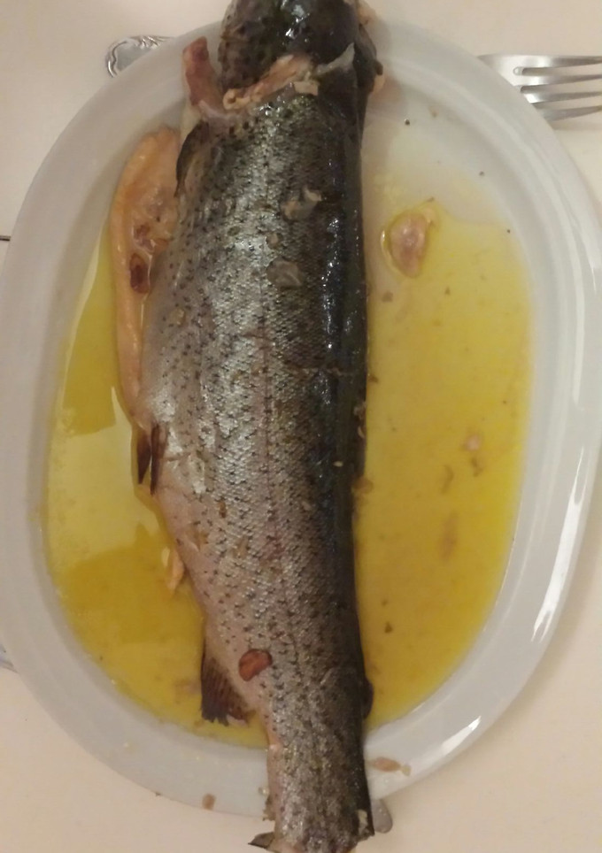 Una foto de Truchas al horno con ajos