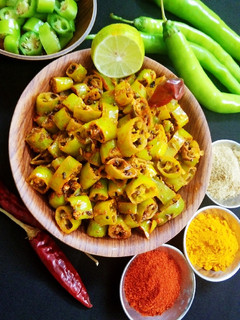 राजस्थानी हरी मिर्च के टिपोरे (Rajasthani hari mirch ke Tipore recipe in Hindi) रेसिपी मुख्य फोटो