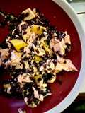 Salade tiède Riz Vénéré, Saumon et Émulsion mangue