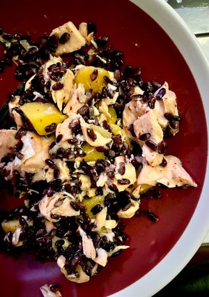 Une photo de Salade tiède Riz Vénéré, Saumon et Émulsion mangue