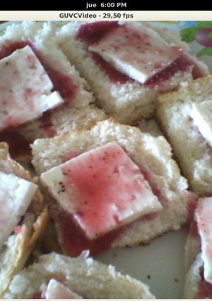 Una foto de Canapés de mermelada de mora y queso blanco