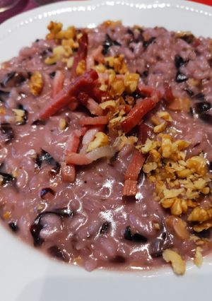 Foto di Risotto radicchio, taleggio, speck e noci