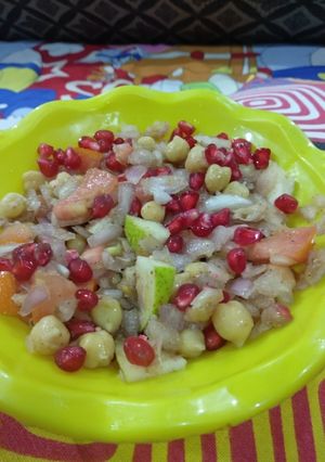A picture of White chana chat.