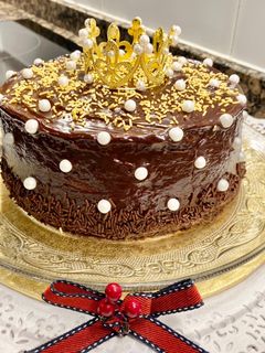Una foto de Pastel con coca de almendras, cabello de ángel y ganaché