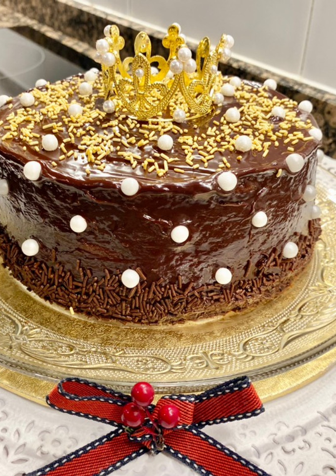 Una foto de Pastel con coca de almendras, cabello de ángel y ganaché