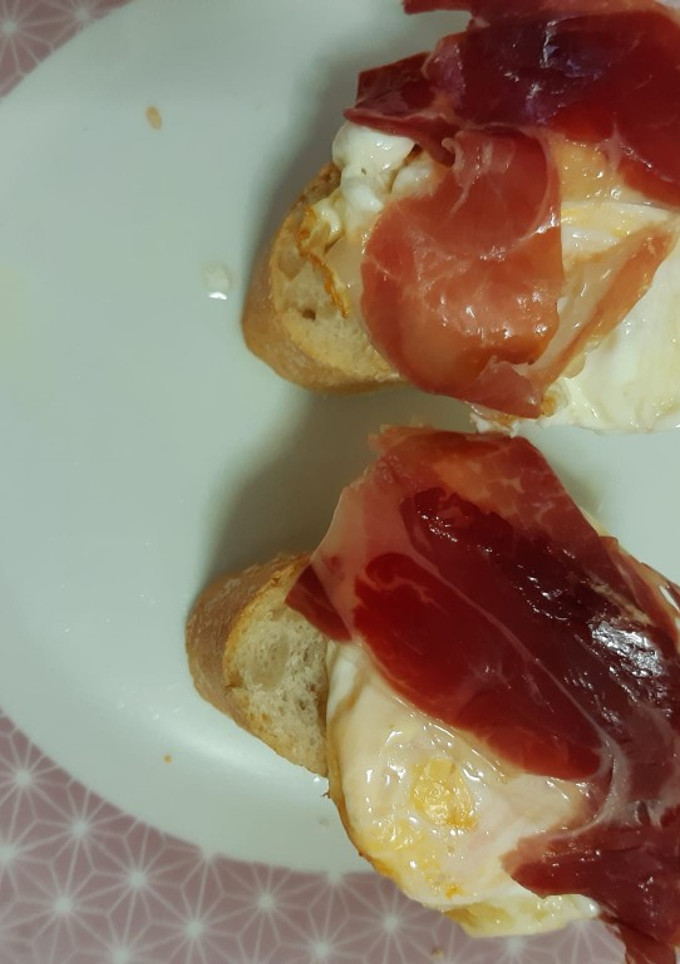 Una foto de Montaditos de pan con huevo frito y jamón serrano