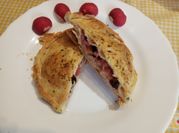 Una foto de empanadillas de queso y membrillo