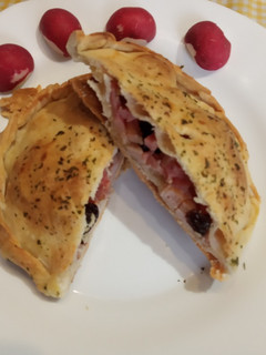Una foto de Empanada individual de pavo con bacon y queso
