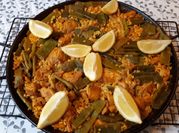 Una foto de paella de pollo