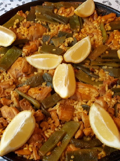 Una foto de Paella de pollo y verduras