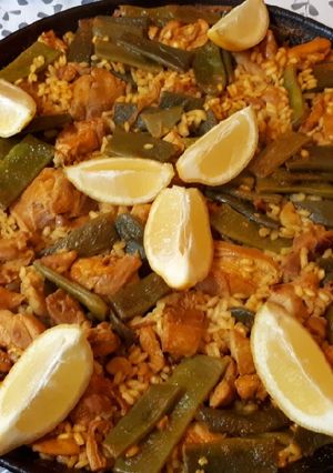 Una foto de Paella de pollo y verduras