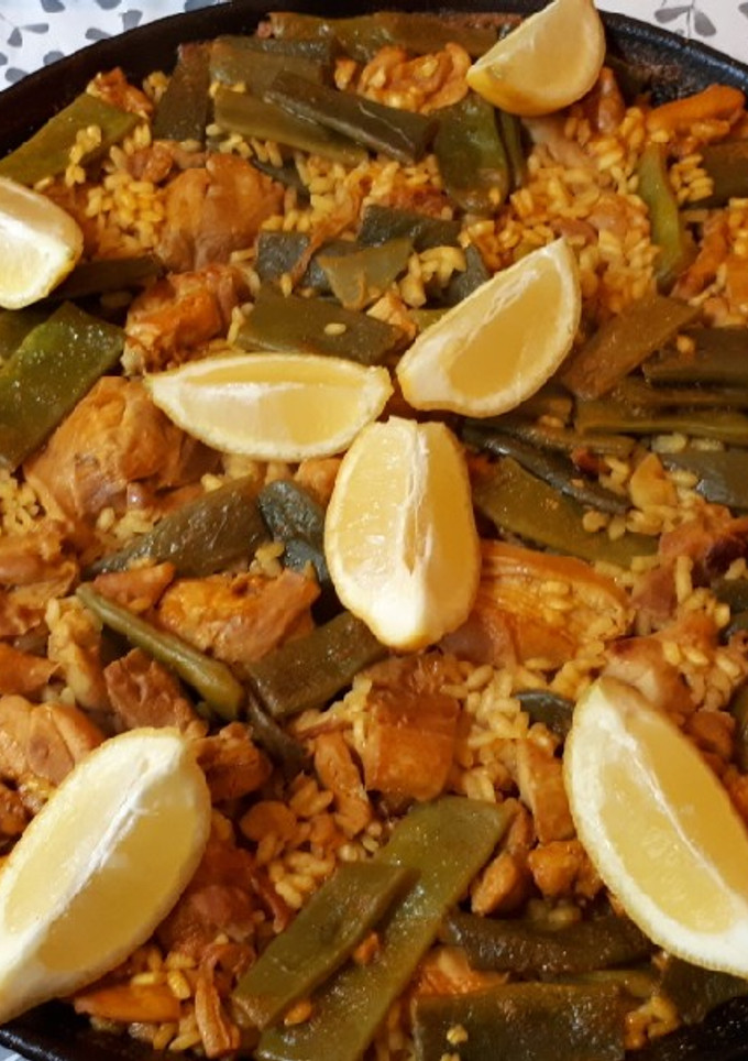 Una foto de Paella de pollo y verduras