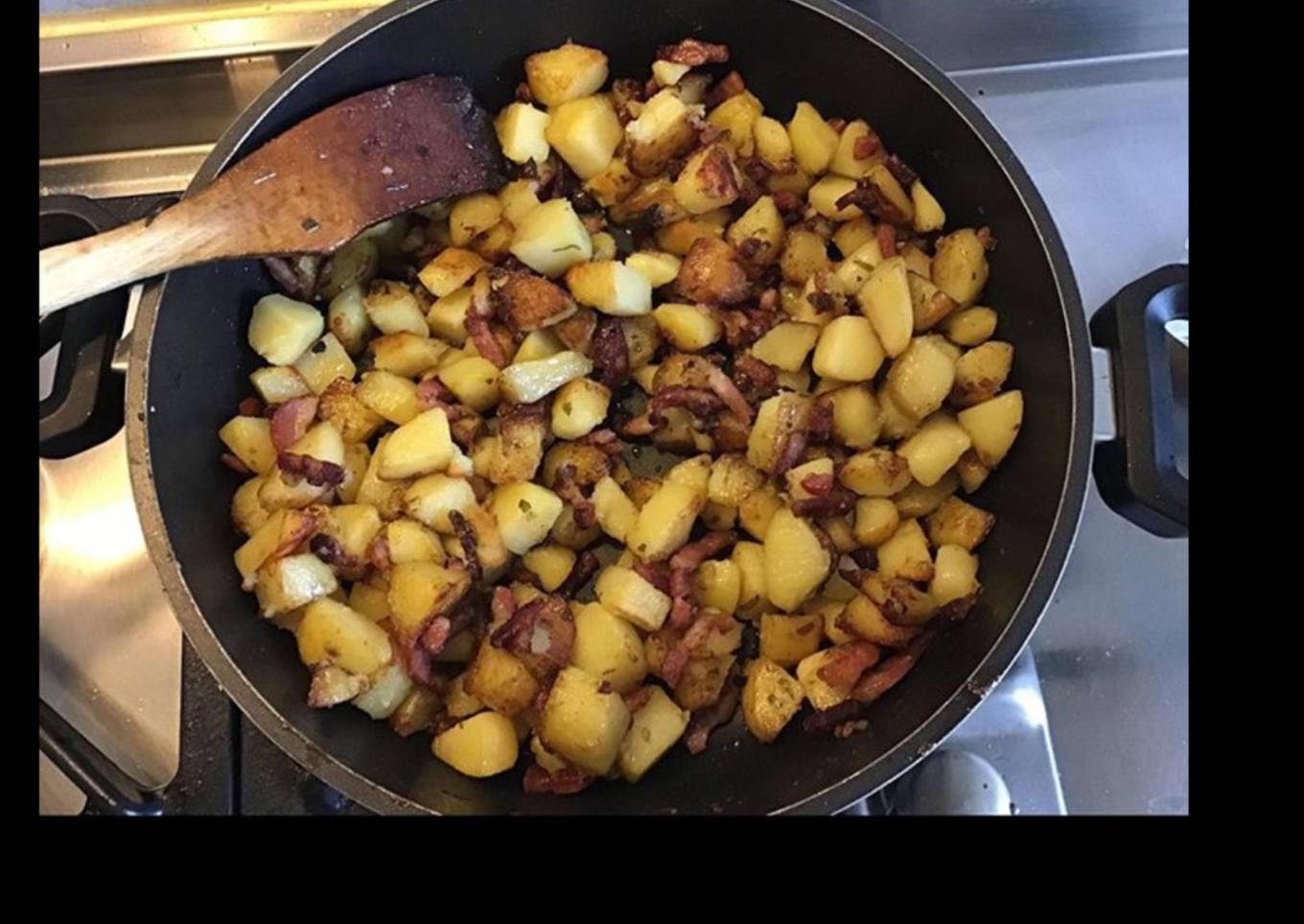 Pommes de terre roseval sautées à l ail,oignons et lardons