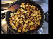 Une photo de poitrine fumee avec pomme de terre